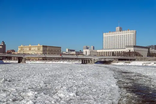 Photo 4: Exterior · Novoarbatskiy bridge across the Moskva River