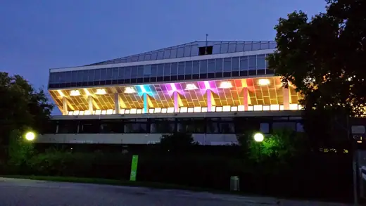 Photo 2: Exterior · Wiener Stadthalle bei Nacht