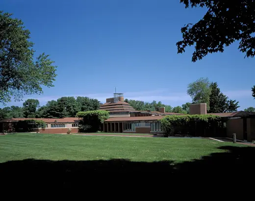 Photo 3: Exterior