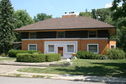 Photo 2: Exterior