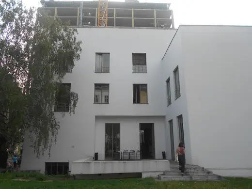 Photo 2: Exterior · Wohnhaus, Haus Stonborough-Wittgenstein, Ansicht vom Garten aus