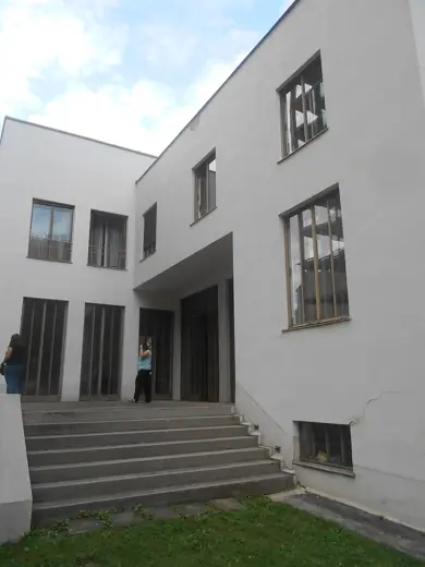 Photo 3: Exterior · Wohnhaus, Haus Stonborough-Wittgenstein, Ansicht vom Garten aus, südwestliche Terrasse