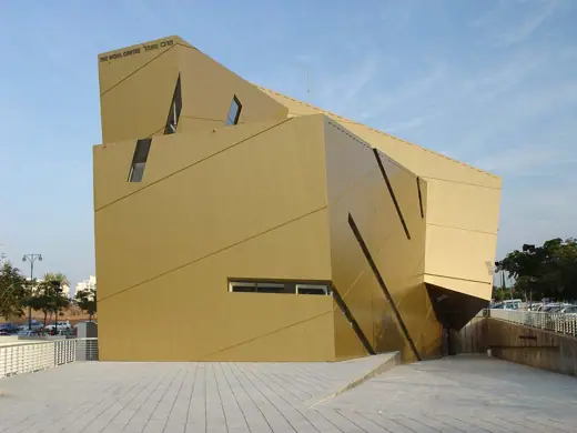 Photo 1: Exterior