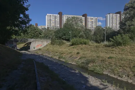 Photo 3: Exterior · 2017-07-01 AT Wien 23 Liesing, Liesingbach, Alterlaasteg, Wohnpark Alt-Erlaa