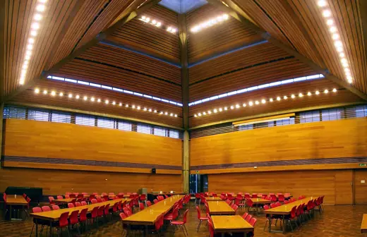 Photo 4: Interior · Photo of the dining hall of Wolfson College, Oxford (UK)