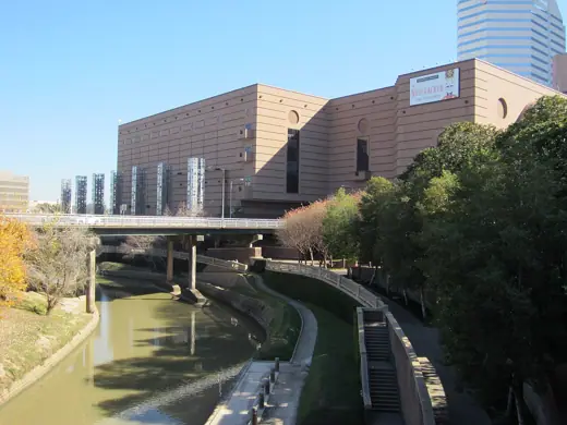 Photo 2: Exterior
