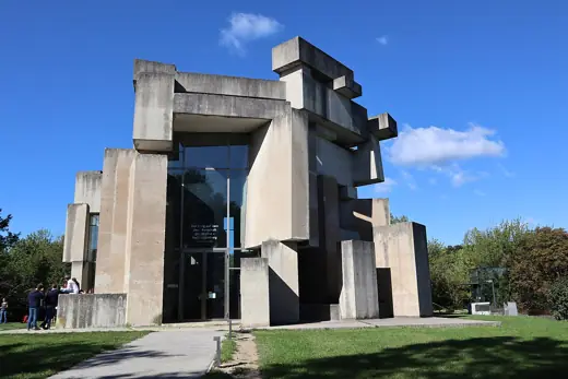 Photo 4: Exterior · Kath