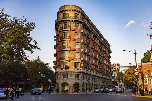 Photo 1: Exterior