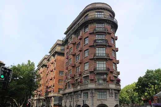 Photo 2: Exterior