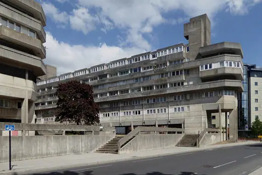 Photo 6: Context · The eastenr wing of Wyndham Court in Southampton as seen from the road to the south (Blechynden Terrace)
