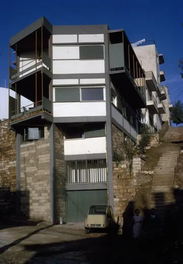 Photo 2: Exterior