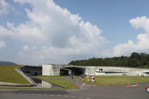 Photo 2: Exterior