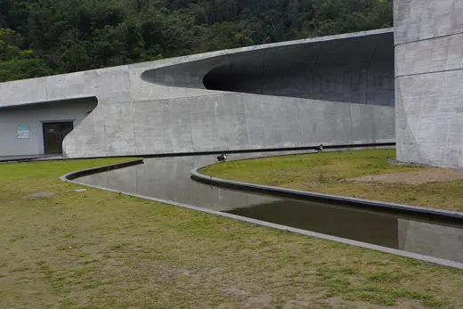 Photo 3: Exterior