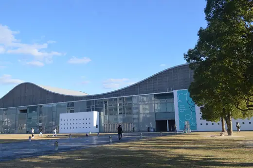 Photo 1: Exterior