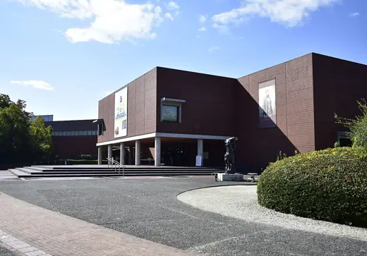 Photo 2: Exterior