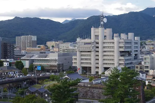 Photo 3: Exterior