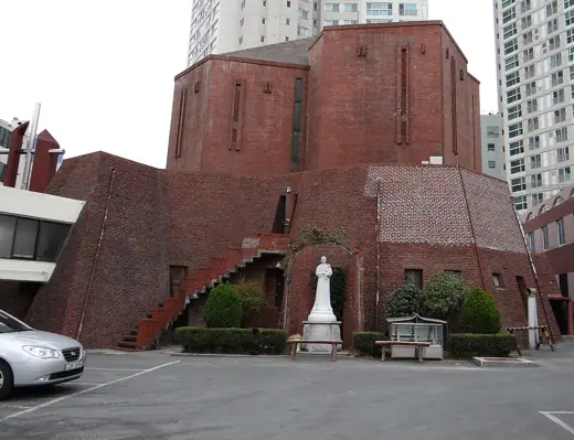 Photo 2: Exterior