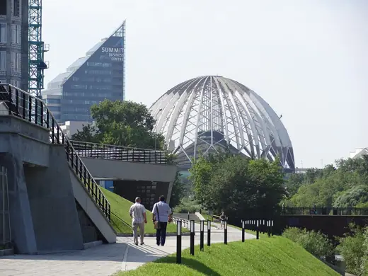Photo 4: Exterior