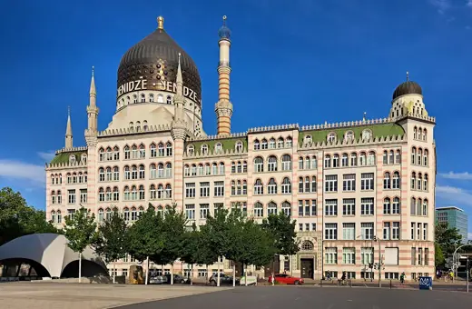 Photo 1: Exterior