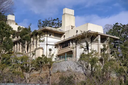 Photo 1: Exterior