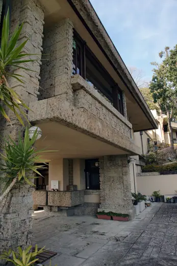 Photo 3: Exterior