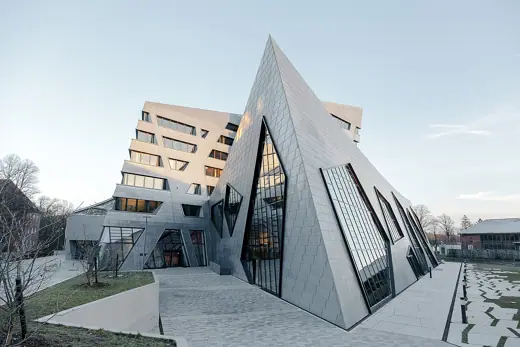 Photo 2: Exterior