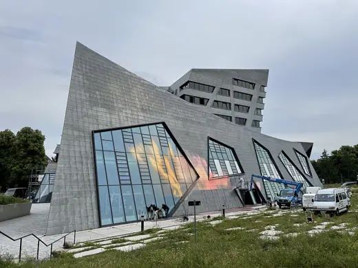 Photo 4: Exterior