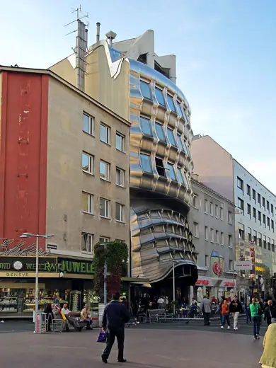 Photo 3: Exterior · Bankgebäude