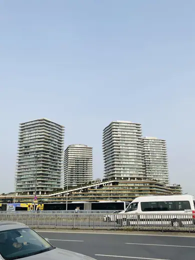 Photo 4: Exterior