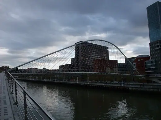 Photo 3: Exterior · Bilbao (Vizcaya)-Zubizuri-2-Santiago Calatrava